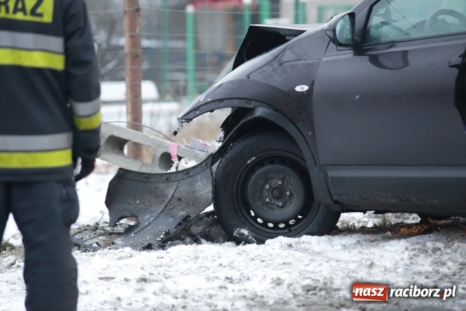 Zdjęcie w galerii na portalu naszraciborz.pl: Fatalne warunki na drogach. W Brzeziu nissan uderzył w słup  wiadomości z regionu