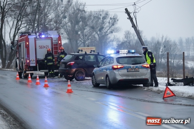 Zdjęcie w galerii na portalu naszraciborz.pl: Fatalne warunki na drogach. W Brzeziu nissan uderzył w słup  wiadomości z regionu