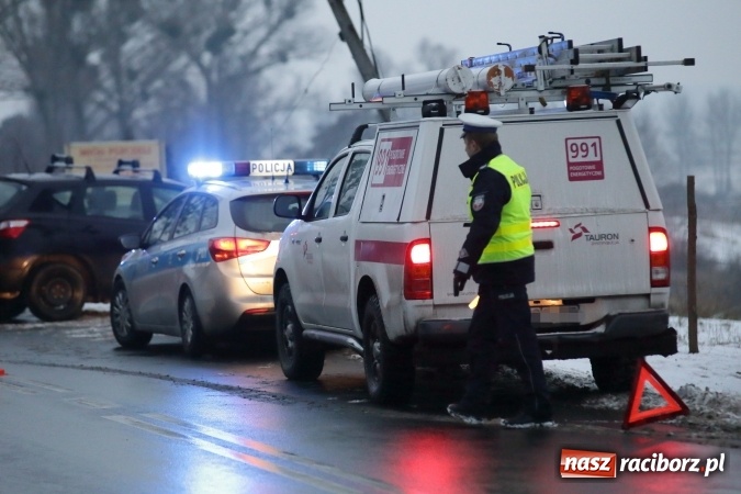 Zdjęcie w galerii na portalu naszraciborz.pl: Fatalne warunki na drogach. W Brzeziu nissan uderzył w słup  wiadomości z regionu