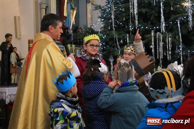 Zdjęcie w galerii na portalu naszraciborz.pl: Kobyla: Trzej Królowie oddali pokłon Bożemu Dziecięciu wiadomości z regionu