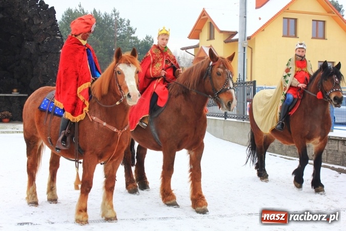 Zdjęcie w galerii na portalu naszraciborz.pl: Kobyla: Trzej Królowie oddali pokłon Bożemu Dziecięciu wiadomości z regionu