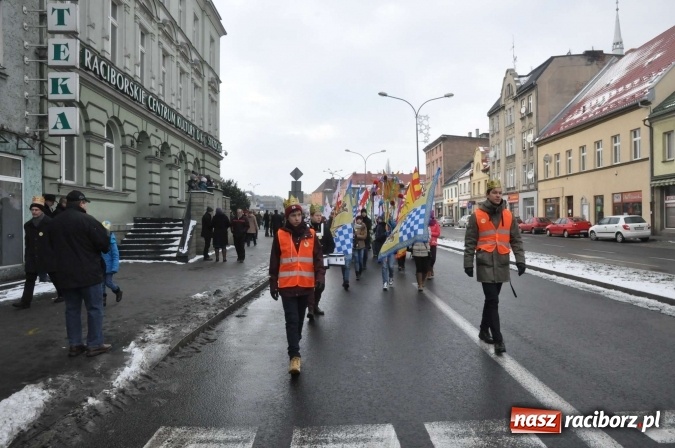 Zdjęcie w galerii na portalu naszraciborz.pl: Setki wiernych przeszły przez Racibórz w II Orszaku Trzech Króli wiadomości z regionu