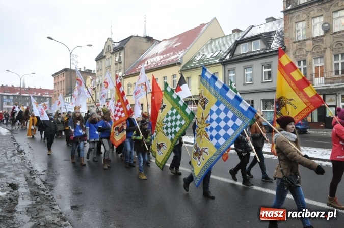 Zdjęcie w galerii na portalu naszraciborz.pl: Setki wiernych przeszły przez Racibórz w II Orszaku Trzech Króli wiadomości z regionu