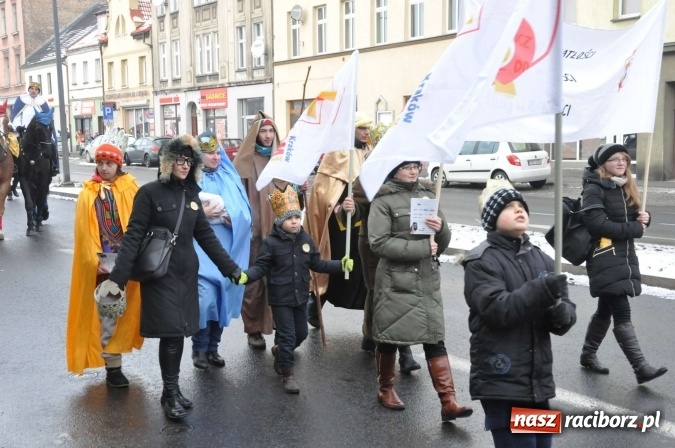 Zdjęcie w galerii na portalu naszraciborz.pl: Setki wiernych przeszły przez Racibórz w II Orszaku Trzech Króli wiadomości z regionu