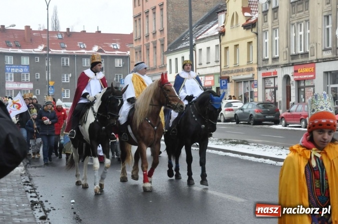 Zdjęcie w galerii na portalu naszraciborz.pl: Setki wiernych przeszły przez Racibórz w II Orszaku Trzech Króli wiadomości z regionu