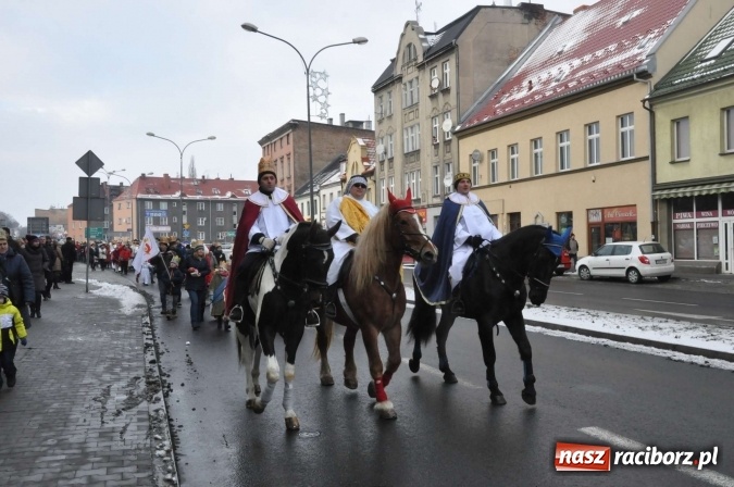 Zdjęcie w galerii na portalu naszraciborz.pl: Setki wiernych przeszły przez Racibórz w II Orszaku Trzech Króli wiadomości z regionu