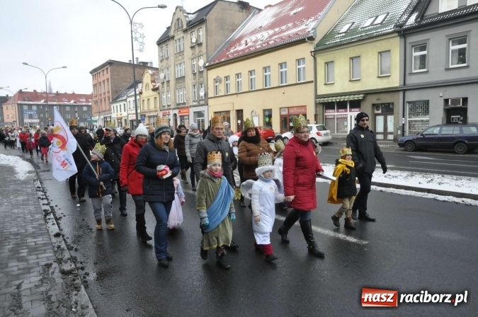 Zdjęcie w galerii na portalu naszraciborz.pl: Setki wiernych przeszły przez Racibórz w II Orszaku Trzech Króli wiadomości z regionu