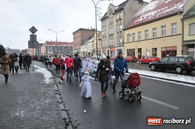 Zdjęcie w galerii na portalu naszraciborz.pl: Setki wiernych przeszły przez Racibórz w II Orszaku Trzech Króli wiadomości z regionu