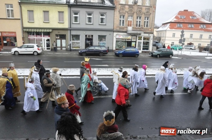 Zdjęcie w galerii na portalu naszraciborz.pl: Setki wiernych przeszły przez Racibórz w II Orszaku Trzech Króli wiadomości z regionu