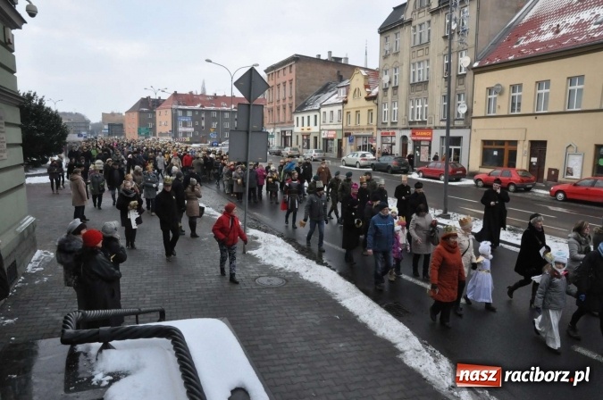 Zdjęcie w galerii na portalu naszraciborz.pl: Setki wiernych przeszły przez Racibórz w II Orszaku Trzech Króli wiadomości z regionu