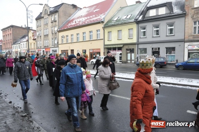 Zdjęcie w galerii na portalu naszraciborz.pl: Setki wiernych przeszły przez Racibórz w II Orszaku Trzech Króli wiadomości z regionu