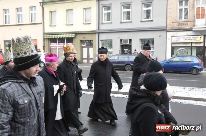 Zdjęcie w galerii na portalu naszraciborz.pl: Setki wiernych przeszły przez Racibórz w II Orszaku Trzech Króli wiadomości z regionu