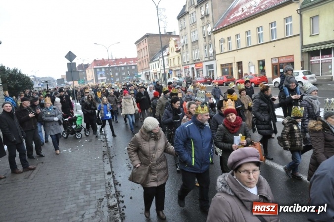 Zdjęcie w galerii na portalu naszraciborz.pl: Setki wiernych przeszły przez Racibórz w II Orszaku Trzech Króli wiadomości z regionu