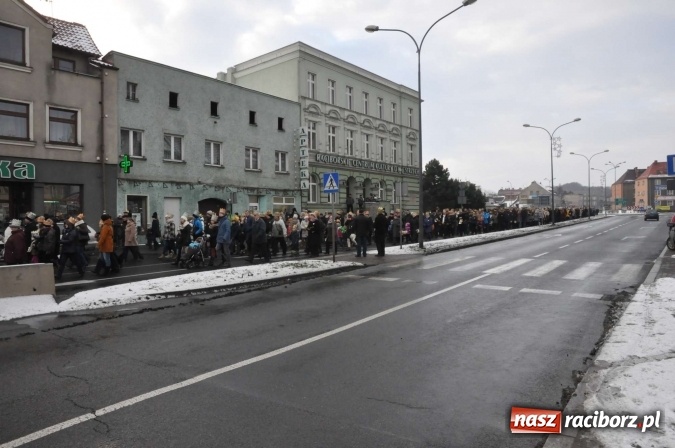 Zdjęcie w galerii na portalu naszraciborz.pl: Setki wiernych przeszły przez Racibórz w II Orszaku Trzech Króli wiadomości z regionu