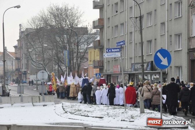 Zdjęcie w galerii na portalu naszraciborz.pl: Setki wiernych przeszły przez Racibórz w II Orszaku Trzech Króli wiadomości z regionu