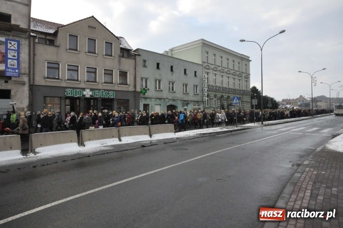 Zdjęcie w galerii na portalu naszraciborz.pl: Setki wiernych przeszły przez Racibórz w II Orszaku Trzech Króli wiadomości z regionu