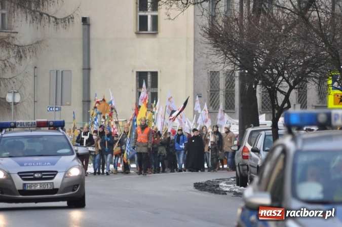Zdjęcie w galerii na portalu naszraciborz.pl: Setki wiernych przeszły przez Racibórz w II Orszaku Trzech Króli wiadomości z regionu