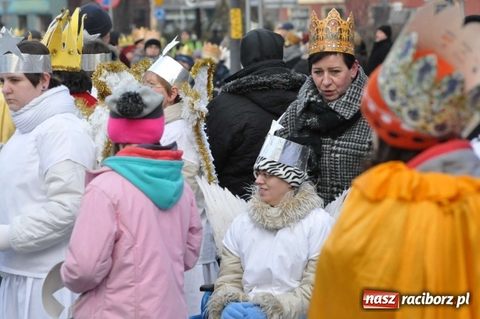 Zdjęcie w galerii na portalu naszraciborz.pl: Setki wiernych przeszły przez Racibórz w II Orszaku Trzech Króli wiadomości z regionu