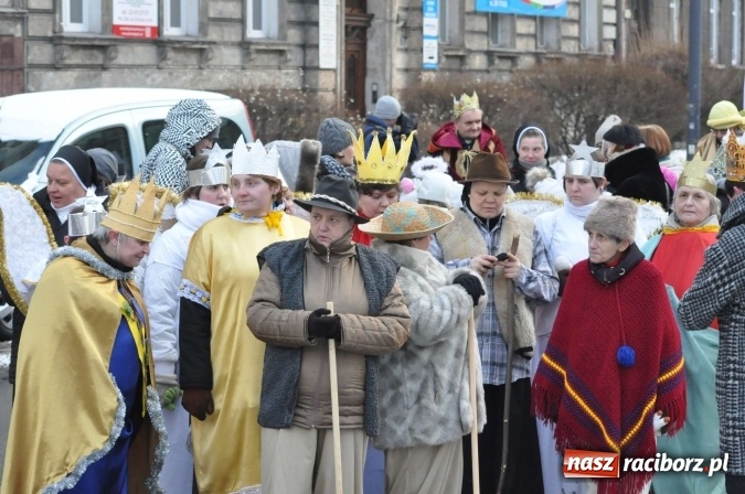 Zdjęcie w galerii na portalu naszraciborz.pl: Setki wiernych przeszły przez Racibórz w II Orszaku Trzech Króli wiadomości z regionu