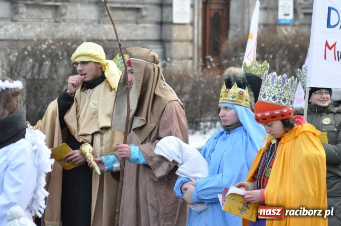 Zdjęcie w galerii na portalu naszraciborz.pl: Setki wiernych przeszły przez Racibórz w II Orszaku Trzech Króli wiadomości z regionu