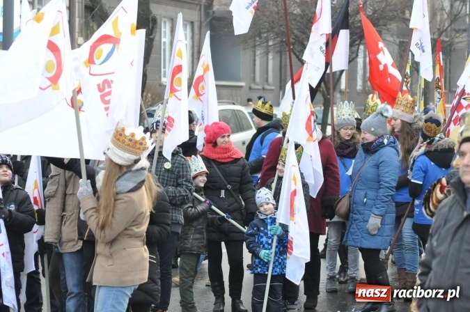 Zdjęcie w galerii na portalu naszraciborz.pl: Setki wiernych przeszły przez Racibórz w II Orszaku Trzech Króli wiadomości z regionu