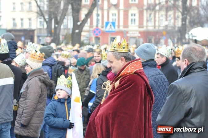 Zdjęcie w galerii na portalu naszraciborz.pl: Setki wiernych przeszły przez Racibórz w II Orszaku Trzech Króli wiadomości z regionu