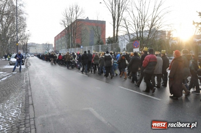 Zdjęcie w galerii na portalu naszraciborz.pl: Setki wiernych przeszły przez Racibórz w II Orszaku Trzech Króli wiadomości z regionu
