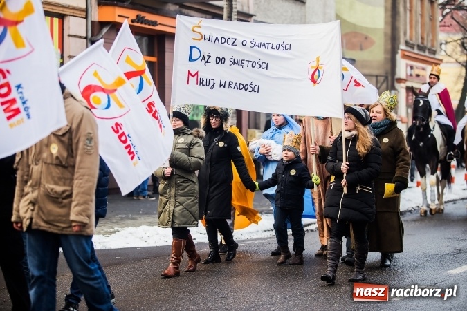 Zdjęcie w galerii na portalu naszraciborz.pl: II Raciborski Orszak Trzech Kr&oacute;li - obszerna FOTORELACJA z trasy przemarszu wiadomości z regionu