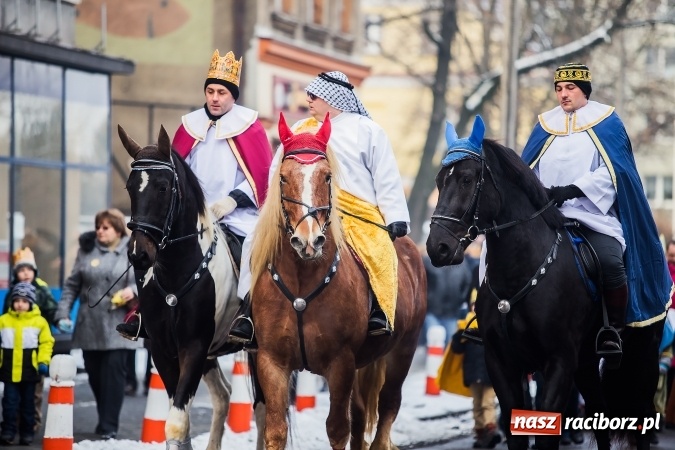 Zdjęcie w galerii na portalu naszraciborz.pl: II Raciborski Orszak Trzech Kr&oacute;li - obszerna FOTORELACJA z trasy przemarszu wiadomości z regionu