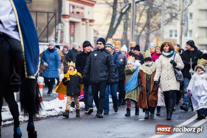 Zdjęcie w galerii na portalu naszraciborz.pl: II Raciborski Orszak Trzech Kr&oacute;li - obszerna FOTORELACJA z trasy przemarszu wiadomości z regionu