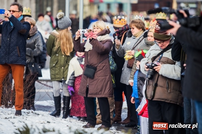 Zdjęcie w galerii na portalu naszraciborz.pl: II Raciborski Orszak Trzech Kr&oacute;li - obszerna FOTORELACJA z trasy przemarszu wiadomości z regionu