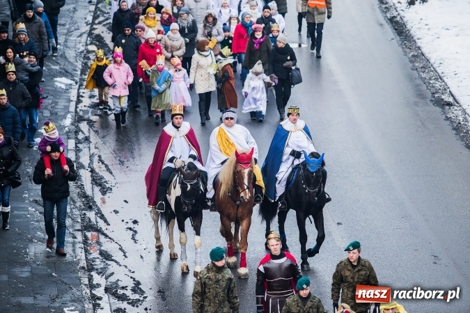 Zdjęcie w galerii na portalu naszraciborz.pl: II Raciborski Orszak Trzech Kr&oacute;li - obszerna FOTORELACJA z trasy przemarszu wiadomości z regionu