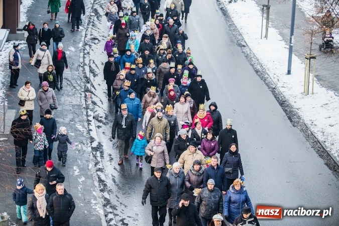Zdjęcie w galerii na portalu naszraciborz.pl: II Raciborski Orszak Trzech Kr&oacute;li - obszerna FOTORELACJA z trasy przemarszu wiadomości z regionu