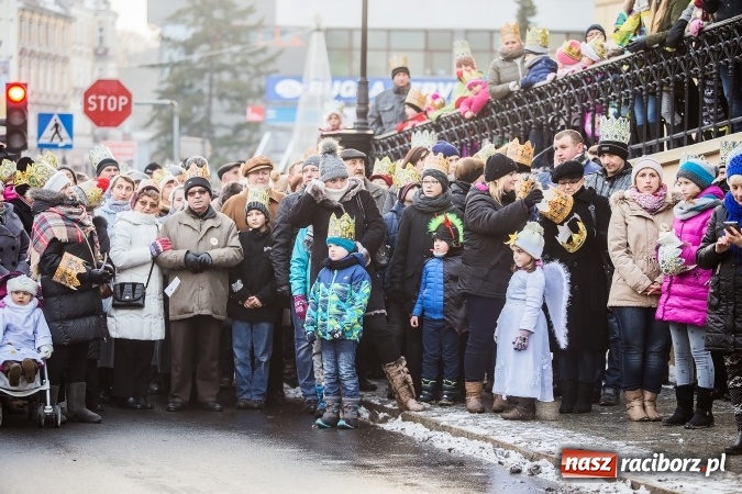 Zdjęcie w galerii na portalu naszraciborz.pl: II Raciborski Orszak Trzech Kr&oacute;li - obszerna FOTORELACJA z trasy przemarszu wiadomości z regionu