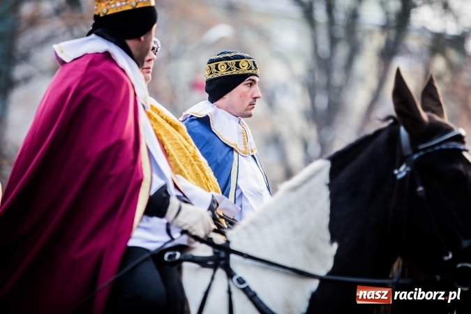 Zdjęcie w galerii na portalu naszraciborz.pl: II Raciborski Orszak Trzech Kr&oacute;li - obszerna FOTORELACJA z trasy przemarszu wiadomości z regionu