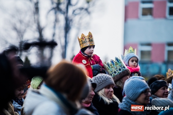 Zdjęcie w galerii na portalu naszraciborz.pl: II Raciborski Orszak Trzech Kr&oacute;li - obszerna FOTORELACJA z trasy przemarszu wiadomości z regionu