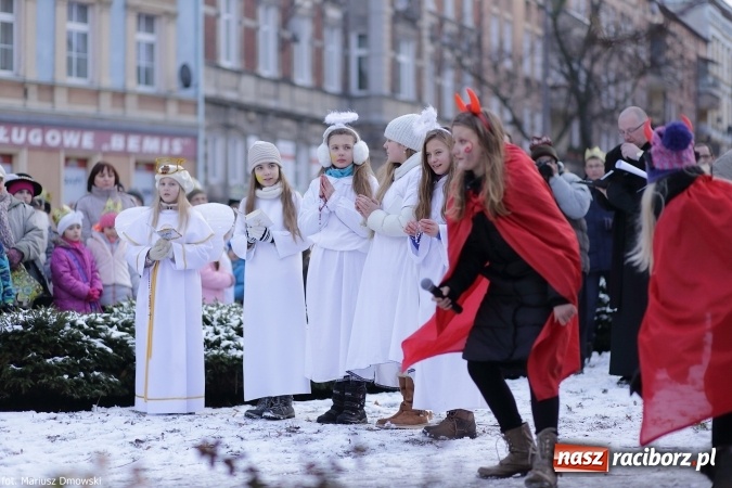 Zdjęcie w galerii na portalu naszraciborz.pl: II Raciborski Orszak Trzech Kr&oacute;li - obszerna FOTORELACJA z trasy przemarszu wiadomości z regionu