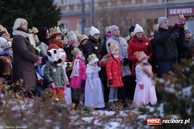 Zdjęcie w galerii na portalu naszraciborz.pl: II Raciborski Orszak Trzech Kr&oacute;li - obszerna FOTORELACJA z trasy przemarszu wiadomości z regionu
