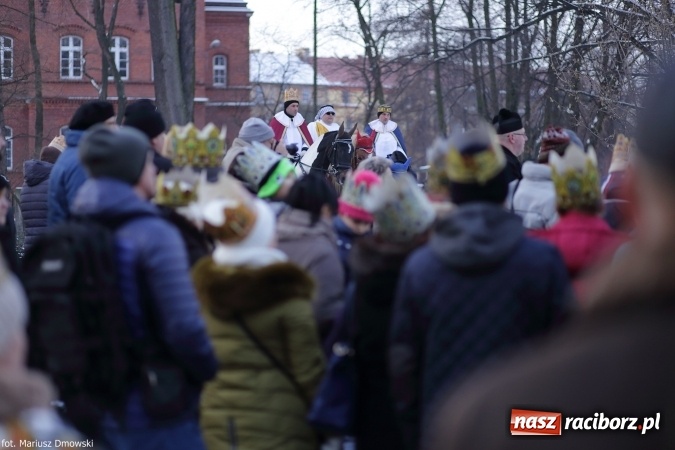 Zdjęcie w galerii na portalu naszraciborz.pl: II Raciborski Orszak Trzech Kr&oacute;li - obszerna FOTORELACJA z trasy przemarszu wiadomości z regionu