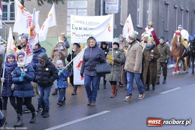 Zdjęcie w galerii na portalu naszraciborz.pl: II Raciborski Orszak Trzech Kr&oacute;li - obszerna FOTORELACJA z trasy przemarszu wiadomości z regionu