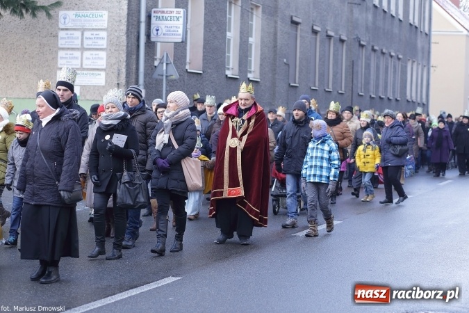 Zdjęcie w galerii na portalu naszraciborz.pl: II Raciborski Orszak Trzech Kr&oacute;li - obszerna FOTORELACJA z trasy przemarszu wiadomości z regionu