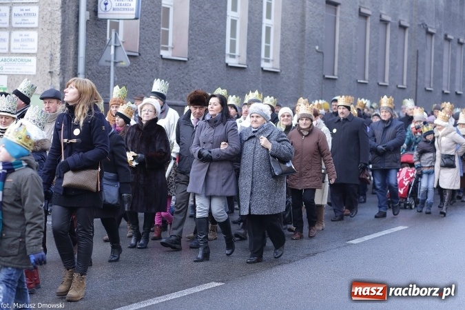 Zdjęcie w galerii na portalu naszraciborz.pl: II Raciborski Orszak Trzech Kr&oacute;li - obszerna FOTORELACJA z trasy przemarszu wiadomości z regionu