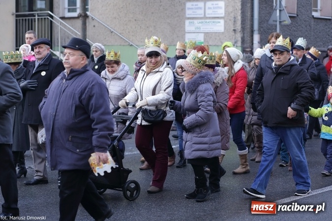 Zdjęcie w galerii na portalu naszraciborz.pl: II Raciborski Orszak Trzech Kr&oacute;li - obszerna FOTORELACJA z trasy przemarszu wiadomości z regionu