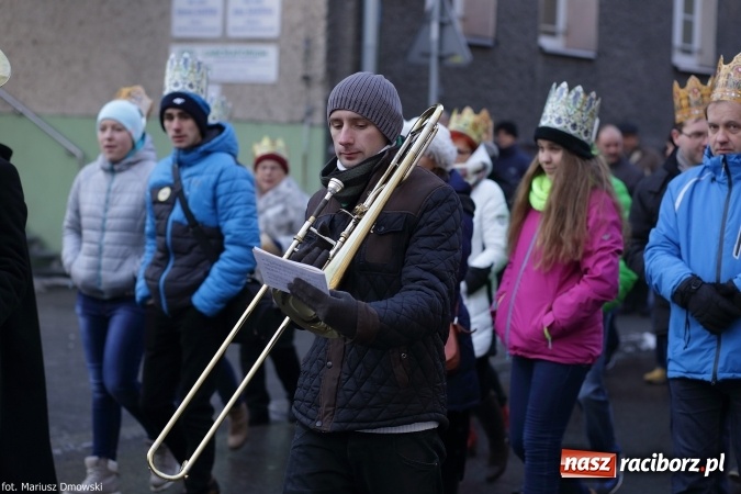 Zdjęcie w galerii na portalu naszraciborz.pl: II Raciborski Orszak Trzech Kr&oacute;li - obszerna FOTORELACJA z trasy przemarszu wiadomości z regionu