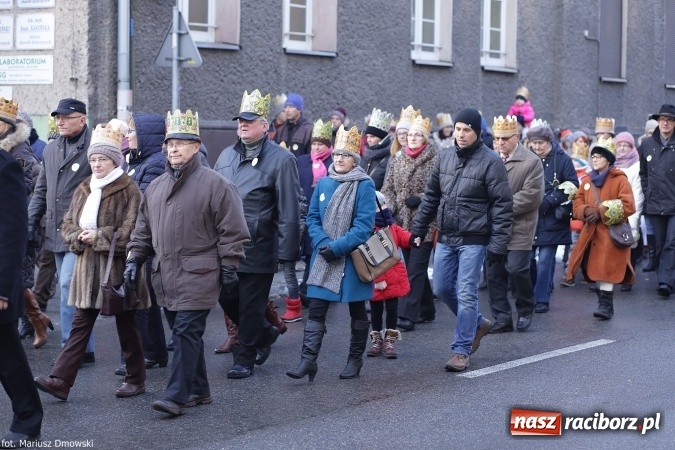 Zdjęcie w galerii na portalu naszraciborz.pl: II Raciborski Orszak Trzech Kr&oacute;li - obszerna FOTORELACJA z trasy przemarszu wiadomości z regionu