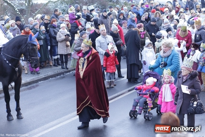 Zdjęcie w galerii na portalu naszraciborz.pl: II Raciborski Orszak Trzech Kr&oacute;li - obszerna FOTORELACJA z trasy przemarszu wiadomości z regionu