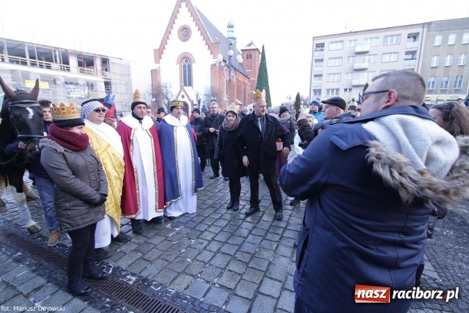 Zdjęcie w galerii na portalu naszraciborz.pl: II Raciborski Orszak Trzech Kr&oacute;li - obszerna FOTORELACJA z trasy przemarszu wiadomości z regionu
