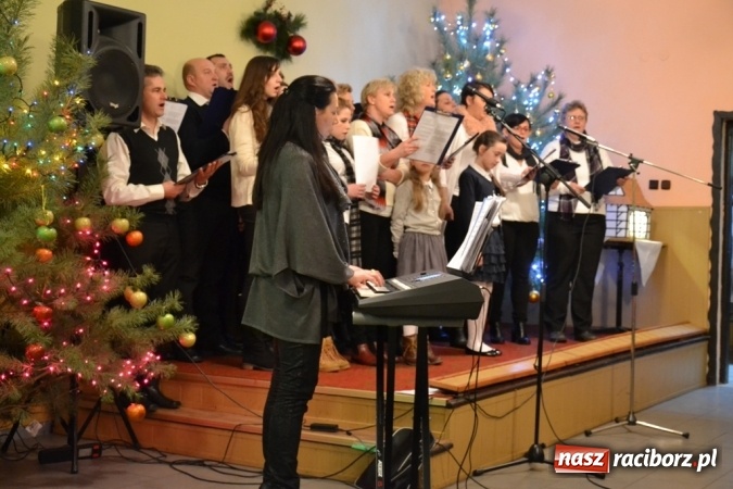 Zdjęcie w galerii na portalu naszraciborz.pl: Kolędnicy z Samborowic podbili serca jankowiczan! wiadomości z regionu