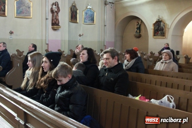 Zdjęcie w galerii na portalu naszraciborz.pl: Przy betlejemskim żł&oacute;bku, czyli jasełka w Wojnowicach wiadomości z regionu