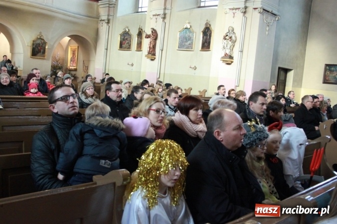 Zdjęcie w galerii na portalu naszraciborz.pl: Przy betlejemskim żł&oacute;bku, czyli jasełka w Wojnowicach wiadomości z regionu
